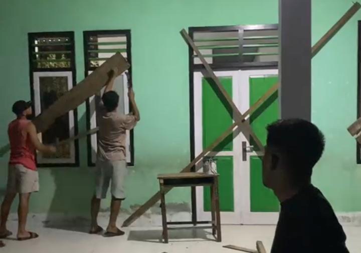 Warga Kupal Palang Kantor Desa paska Kades Sanusi Terjaring Razia Asek Mabuk Bersama Ledis di Cafe Hox. Foto Sadam|Segmen