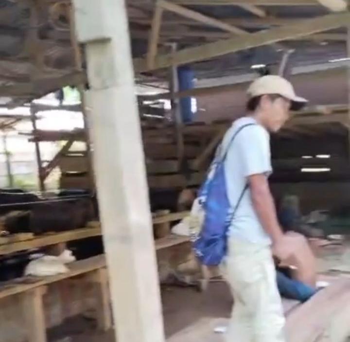 Kondisi Tambang Emas Ilegal Desa Manatahan terus beroperasi dibalik pemasangan Garis Polisi dari Polres Halsel dan Polda Malut. Foto Sadam|Segmen
