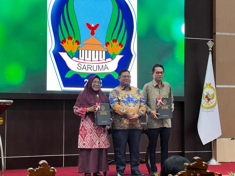 Ketua DPRD Halsel Hj Salma Samad, Bhuono Agung Nugroho Ketua BPKP Malut dan Wakil Bupati Halsel Helmi Ujar Mukhsin. Foto Sadam Hadi|segmen