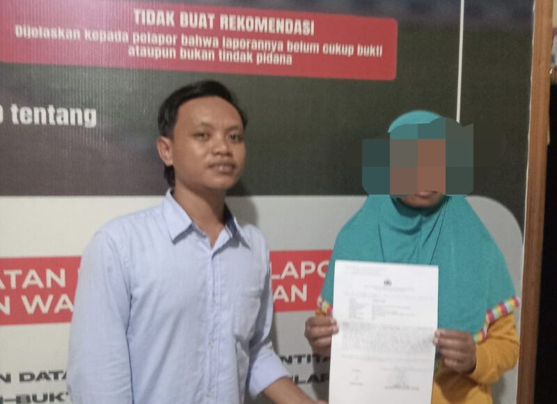 Lasmi Hamid (korban) bersama kuasa hukum saat membuat laporan di Polres Halsel. Foto Sadam|segmen