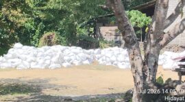 Barang bukti ribuan karung berisi tanah Topsoil ilegal yang dikomersilkan. foto Sadam Hadi|Segmen