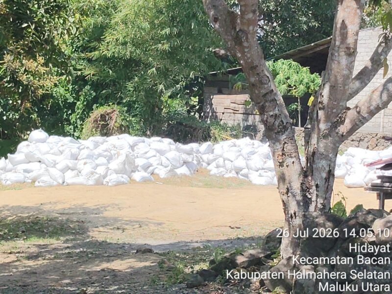 Barang bukti ribuan karung berisi tanah Topsoil ilegal yang dikomersilkan. foto Sadam Hadi|Segmen