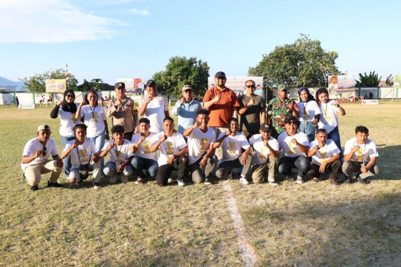 Panitia Pelaksana Tournamen Pemuda Babang Cup ll 2026 pose bersama Bupati Halsel Bassam Kasuba. foto Sadam Hadi|Segmen