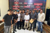 Puluhan pengurus Persatuan Wartawan Indonesia Kabupaten Halmahera Selatan resmi lapor WNA Barbara Bos Kusu Island Resort di SPKT Polres. foto Jarum Media Grup