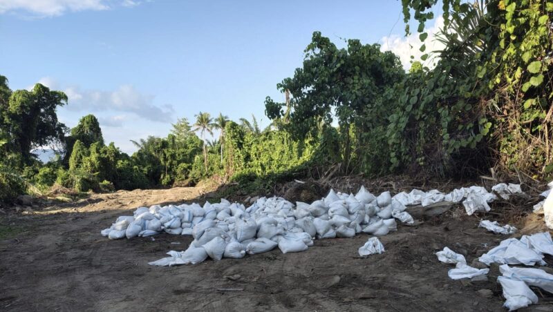 Barang bukti tanah Topsoil dikomersilkan tanpa izin. foto Sadam Hadi|Segmen