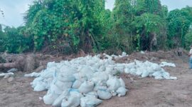 Kurang lebih 300 karung tanah Topsoil tidak dimuat ke Barebo. Foto Sadam Hadi|Segmen