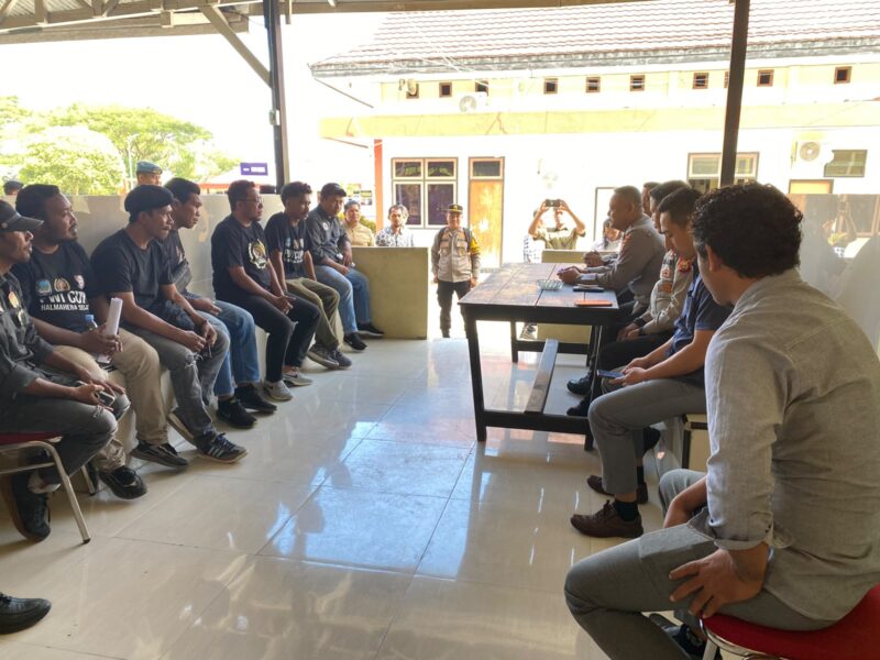 Hearing masa aksi PWI Halsel dan Wakapolres Halsel dan jajaran. Foto Sadam Hadi|Segmen