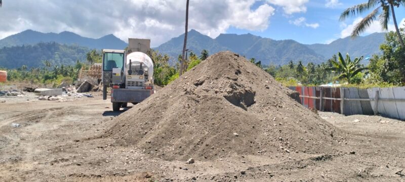 Tumpukan material diperoleh dari kali Desa Fulai. Foto Sadam Hadi|Segmen