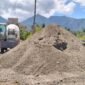 Tumpukan material diperoleh dari kali Desa Fulai. Foto Sadam Hadi|Segmen