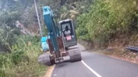 Alat berat jenis Excavator milik PT. Intim Kara melintas di jalan raya daerah Desa Tawa tanpa pengawalan Lantas Polres Halsel. Foto Sadam Hadi|Segmen