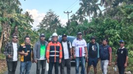 DPUPR Halsel gandeng Persatuan Wartawan Indoensia lakukan pemeriksaan jalan Tawa-Songa usai dilintasi alat berat Excavator PT Intim Kara. Foto Sadam Hadi|Segmen