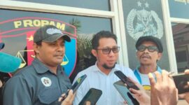 Ketua PWI Samsudin Chalil di dampingi Sadam Hadi Sekretaris PWI Halsel saat membuat laporan di SPKT Polres Halsel. Usai membuat laporan dua Pimpinan PWI Halsel diwawancarai puluhan wartawan. Foto: Damos/JMG