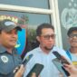 Ketua PWI Samsudin Chalil di dampingi Sadam Hadi Sekretaris PWI Halsel saat membuat laporan di SPKT Polres Halsel. Usai membuat laporan dua Pimpinan PWI Halsel diwawancarai puluhan wartawan. Foto: Damos/JMG