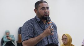 Gambar saat Bupati Halsel H. Bassam Kasuba bertanya di Puskesmas Mataram Jakarta Timur. Foto Sadam|Segmen