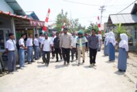 Bupati Halsel, H. Bassam Kasuba dan Kadis Perkimtan, Ikbal Mustafa, ST., MT bersama rombongan hendak menuju lokasi kesiapan pelaksanaan MTQ XXXII tingkat Kabupaten Halsel di Desa Gane Luar. Foto Sadam Hadi|Segmen