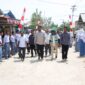 Bupati Halsel, H. Bassam Kasuba dan Kadis Perkimtan, Ikbal Mustafa, ST., MT bersama rombongan hendak menuju lokasi kesiapan pelaksanaan MTQ XXXII tingkat Kabupaten Halsel di Desa Gane Luar. Foto Sadam Hadi|Segmen